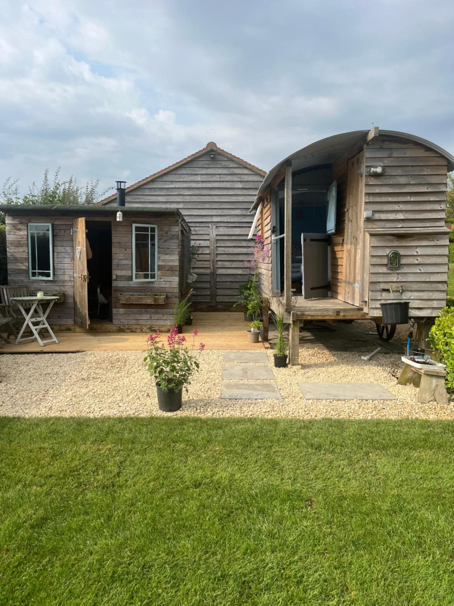 The Hen House Shepherds Hut With Hot Tub Chittoe Eksteriør bilde