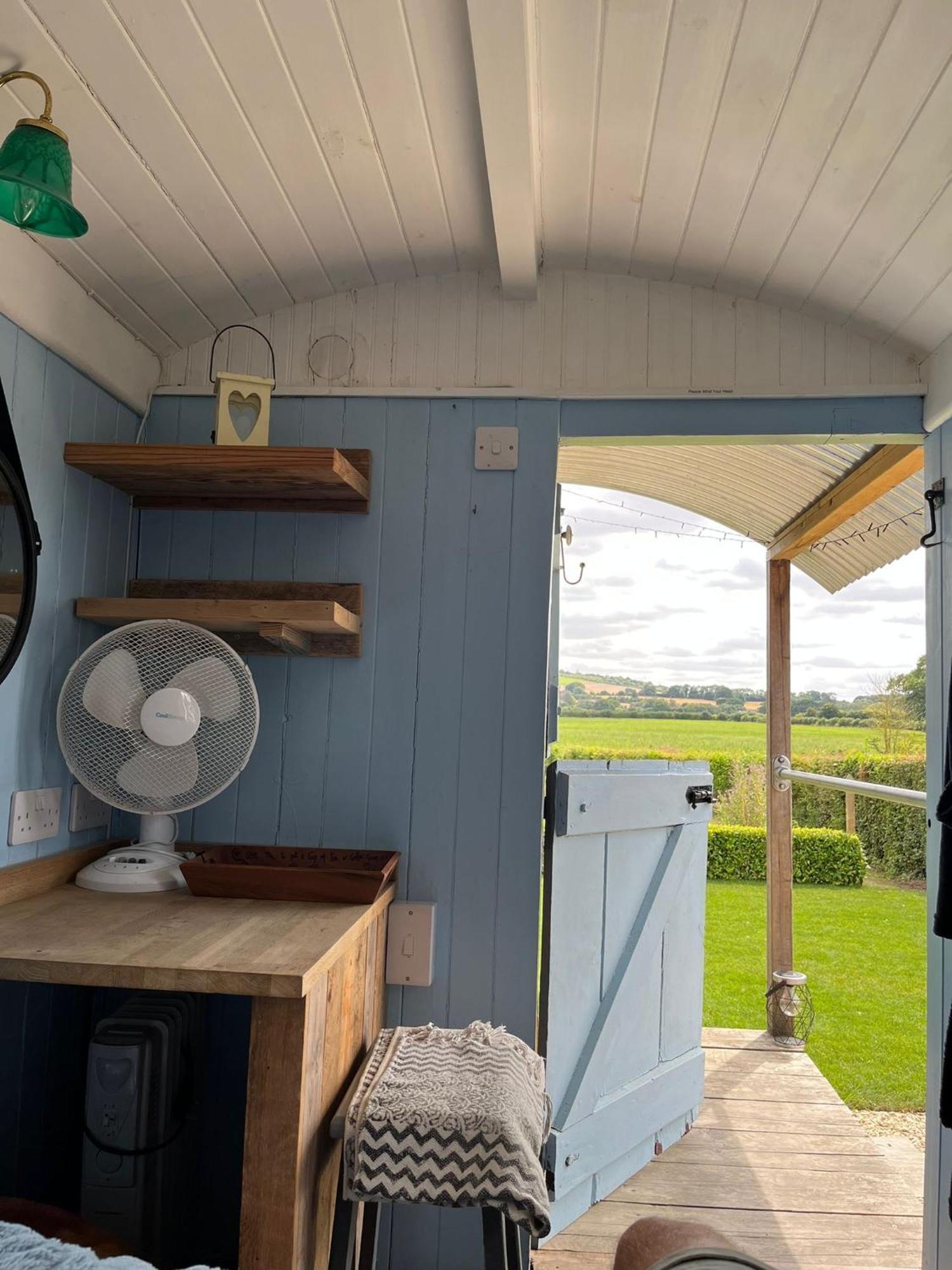 The Hen House Shepherds Hut With Hot Tub Chittoe Eksteriør bilde