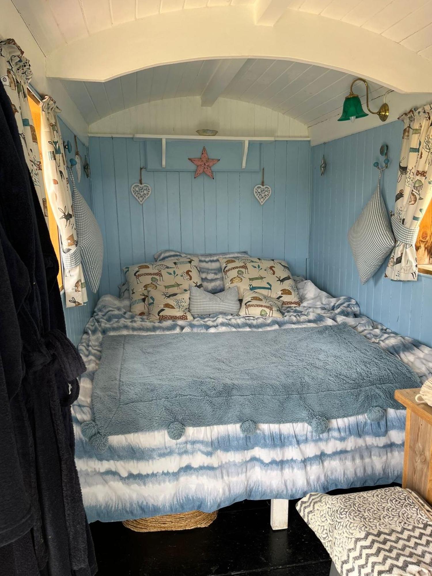 The Hen House Shepherds Hut With Hot Tub Chittoe Eksteriør bilde