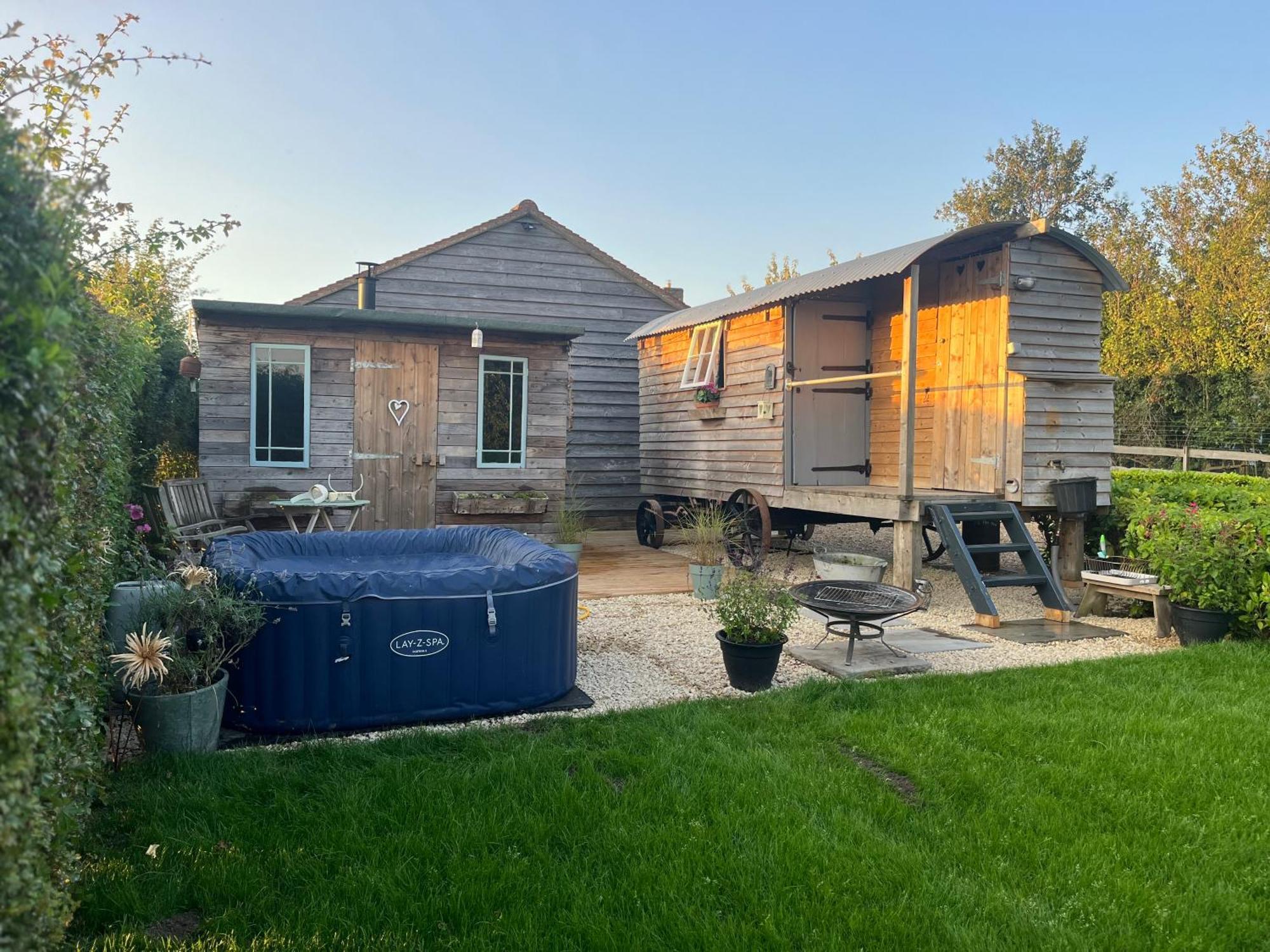 The Hen House Shepherds Hut With Hot Tub Chittoe Eksteriør bilde